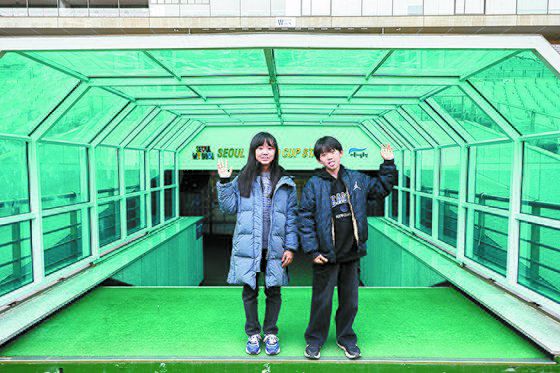 경기 시작 전 선수들이 그라운드로 들어오는 입구에서 포즈를 취한 소중 학생기자단.