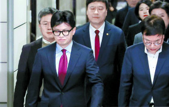 한동훈 국민의힘 대표가 9일 오전 국회에서 열린 비공개 최고위원회의에 참석하고 있다. 김성룡 기자