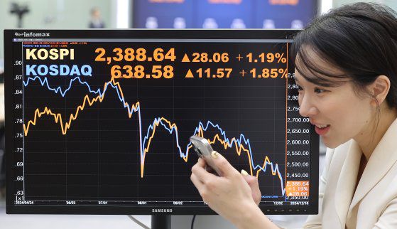 10일 오전 서울 여의도 한국거래소 전광판에 증시 시황이 표시되고 있다.  이날 코스피와 코스닥은 전날 대비 반등중이지다. 하지만 개인 투자자는 여전히 매도세를 이어가고 있다. 뉴스1