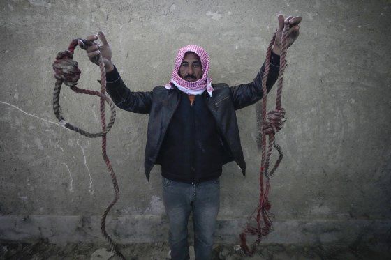 9일 시리아 다마스쿠스 북쪽 세드나야 교도소에서 한 남성이 올가미 모양으로 묶인 두 개의 밧줄을 보여주고 있다. AP=연합뉴스