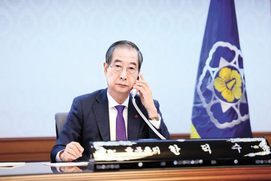 한덕수 대통령 권한대행이 15일 조 바이든 미국 대통령과 통화하고 있다. 사진 총리실