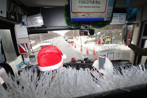 16일 오후 제주 한라산 1100고지에서 오는 21일 정식 운행을 앞둔 '한라눈꽃버스' 시승식이 열리고 있다. 뉴스1