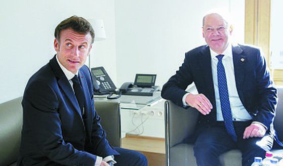 에마뉘엘 마크롱 프랑스 대통령(왼쪽)과 올라프 숄츠 독일 총리. AP=연합뉴스