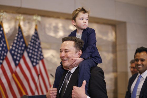 미국 국가효율부 수장에 지명된 일론 머스크 테슬라 최고경영자(CEO)가 지난 5일(현지시간) 워싱턴 DC 의사당에서 열린 국가효율부 간부 회의에 참석하기 위해 자신의 아들을 목말 태우고 걸어가고 있다. EPA=연합뉴스