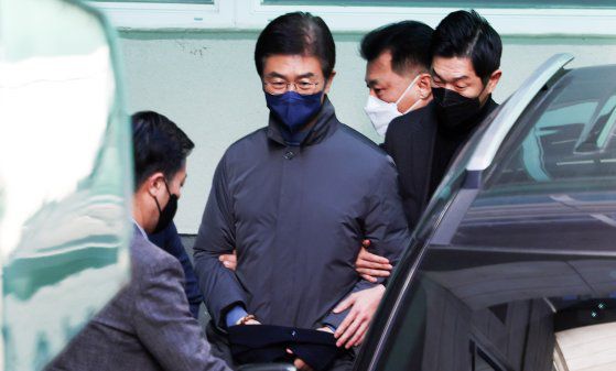 '12·3 비상계엄 사태'에 관여한 혐의를 받는 김봉식 서울경찰청장이 20일 오후 서울 남대문경찰서에서 나와 검찰로 송치되고 있다. 뉴스1