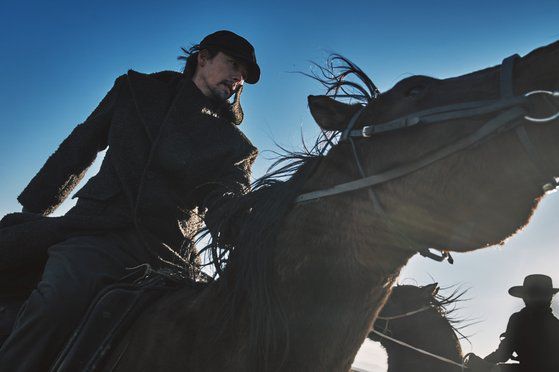 영화 '하얼빈' 주연 배우 현빈을 19일 서울 삼청동 카페에서 만났다. “제 아이가 이 영화와 거의 같이 태어났다. 나중에 아이가 크면 ‘하얼빈’도 보여줄 것”이라는 그는 “아이를 생각하면 더 나은 미래가 와야 하고 (아버지로서) 그 역할을 해야 한다고 생각한다”고 말했다. 사진 CJ ENM