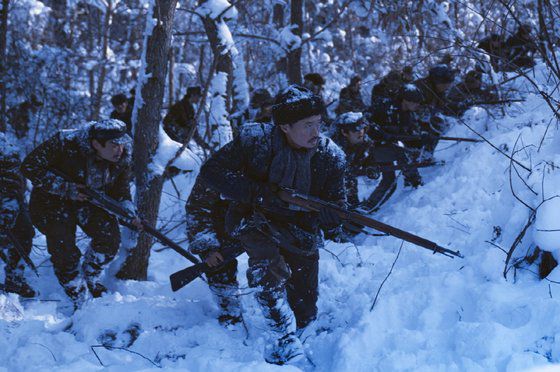 영화 '하얼빈' 내내 절제한 연기를 펼친 현빈은 가장 감정을 폭발한 장면으로 독립운동가 최재형 선생(유재명)과 거사 직전 안가에 있던 순간을 꼽았다. "안중근 장군이 늘 진두지휘하는 위치에 있었지만 어딘가 숨고 싶고 외로운 감정이 있지 않았을까. 빛이 없는 구석에 쭈그려 앉으면 어떨지 제안 드렸고, 감독님이 흔쾌히 동의했다. 연기하면서도 먹먹했다"고 그는 돌아봤다. 사진 CJ ENM