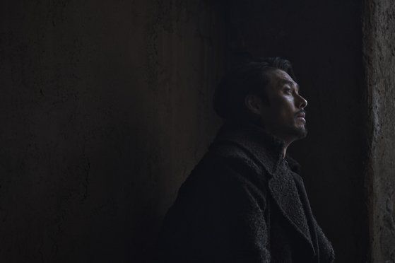 영화 '하얼빈' 속 독립군 거사 이후 36년이 지나서야 광복이 찾아온다. 현빈(왼쪽)은 ″지나서 보면 (독립의) 목적을 달성했지만, 당시 독립군들은 성공 여부를 알 수 없는 여정의 시작에 나섰다″면서 ″힘을 모아 한 발 한 발 내딛으면 더 나은 내일이 있을거라 믿어 의심치 않는다″고 현 시국을 암시하는 발언도 했다. 사진 CJ ENM