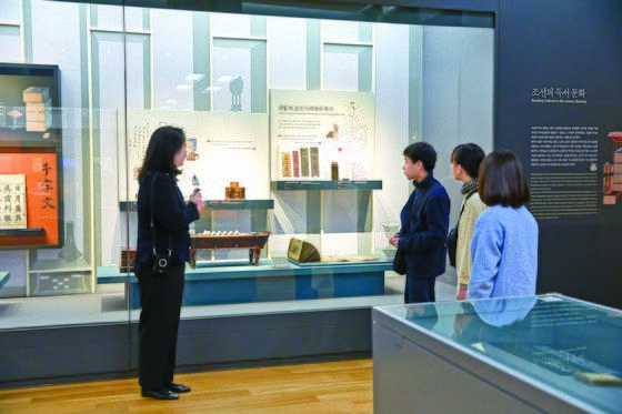 채희숙 해설사는 "조선의 독서문화는 양반 사대부 중심으로 발전했다"며 "당시 책과 지식은 지식인층만 향유할 수 있는 일종의 권력이었다"고 소중 학생기자단에게 설명했다.