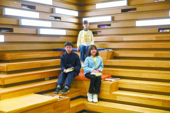 김보경·서지안·박서후(위에서 시계 방향으로) 학생기자가 송파책박물관을 둘러본 뒤 2층에 마련된 독서 공간에서 잠시 독서 시간을 가졌다. 이 밖에도 책박물관 곳곳에 책을 읽을 수 있는 자리가 마련됐다.