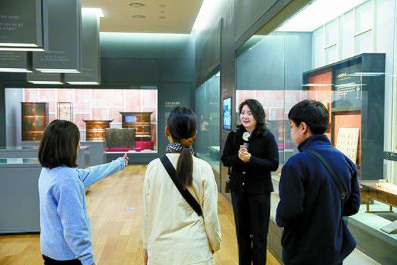 채희숙 해설사가 소중 학생기자단에게 조선시대 과거 시험은 양도 많고 난도도 높아 많아 책을 몇 번 봤는지 '서산'을 만들어서 표시했다고 설명했다.