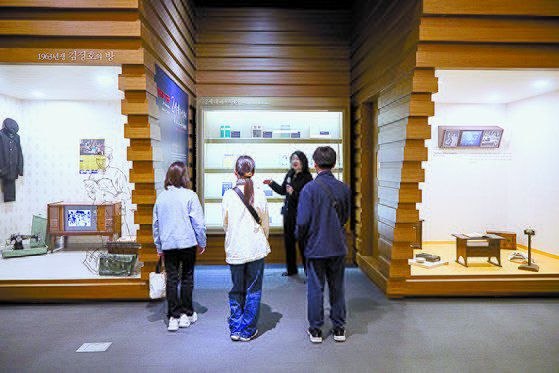 1920년부터 오늘날까지 100여 년의 독서 문화를 보여주는 2부 전시의 1933년생 김영수 방을 살펴보는 소중 학생기자단.