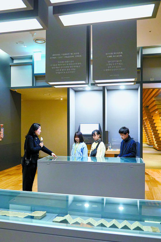 조선시대 사대부는 언제 어디서든 볼 수 있게 손바닥만 한 크기의 책 '수진본'을 들고 다니기도 했다. 이에 관해 설명을 듣는 서지안·김보경·박서후(왼쪽부터) 학생기자.