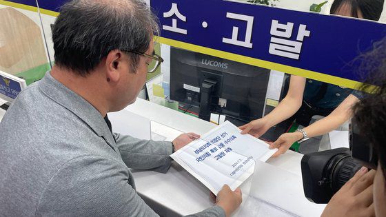 지난 7월 정경원 더불어민주당 경남도당 사무처장이 경남경찰청에 '경남도의회 의장단 선거 국민의힘 후보 금품 수수 의혹' 관련 고발장을 제출하고 있다. 사진 더불어민주당 경남도당