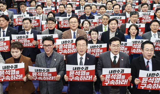 이재명 더불어민주당 대표와 의원들이 24일 오후 국회에서 열린 의원총회에 참석해 윤석열 대통령 구속을 촉구하는 피케팅을 하고 있다. 김성룡 기자