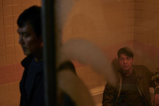 성기훈(이정재)과 황준호(위하준)는 게임장을 찾아 없앤다는 같은 목적을 가지고 의기투합한다. 사진 넷플릭스