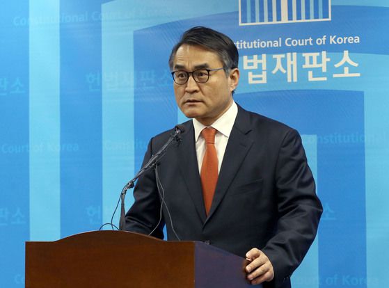 헌법재판소 공보관을 지낸 배보윤 변호사가 윤석열 대통령의 법률대리인단에 합류했다. 중앙포토