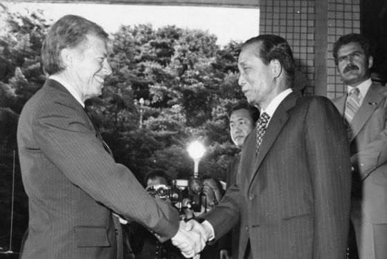 북핵문제로 한반도의 긴장이 최고조에 달했던 94년 6월 중순 미국의 핵특사로 평양을 방문한 지미 카터 전 미국 대통령과 서해 갑문앞에서 포즈를 취한 김일성 주석. 중앙포토