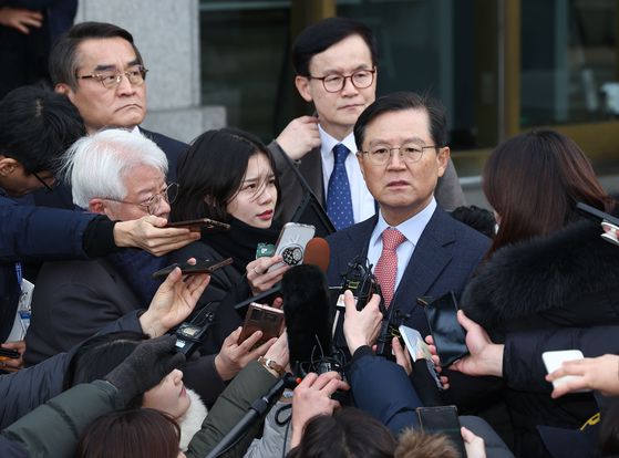 윤석열 대통령의 법률대리인인 윤갑근, 배보윤, 배진한 변호사가 지난 27일 윤석열 대통령 탄핵심판 첫 변론준비기일을 마친 뒤 헌법재판소를 나서고 있다. 연합뉴스