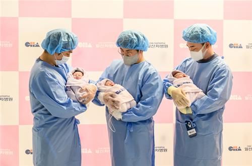 왼쪽부터 아빠 박준수씨와 니케(태명), 이효영씨와 꼬물이, 강우석씨와 딩굴이. 연합뉴스