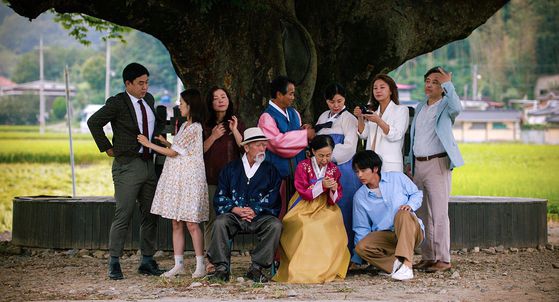 영화 '핸섬가이즈'는 전원 생활을 꿈꾸던 목수 ‘재필’(이성민)과 ‘상구’(이희준)가 뜻밖에 악령이 들린 집으로 이사 오며 벌어지는 슬래셔 코미디다. 신인 남동협 감독의 장편 데뷔작이다. 사진 NEW