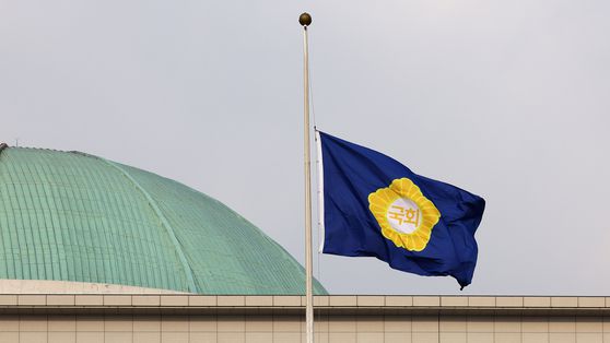 지난달 30일 오전 서울 여의도 국회에 조기가 게양되어 있다. 정부는 전남 무안국제공항에서 발생한 제주항공 여객기 사고와 관련해 내년 1월 4일까지 국가애도기간을 지정했다. 김현동 기자