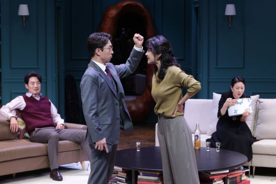 10일 오후 서울 서초구 예술의전당에서 열린 연극 '대학살의 신' 프레스콜에서 배우들이 주요 장면을 시연하고 있다. 변호사 알랭과 작가 베로니끄는 서로 말 꼬투리를 잡으며 대립한다. 연합뉴스