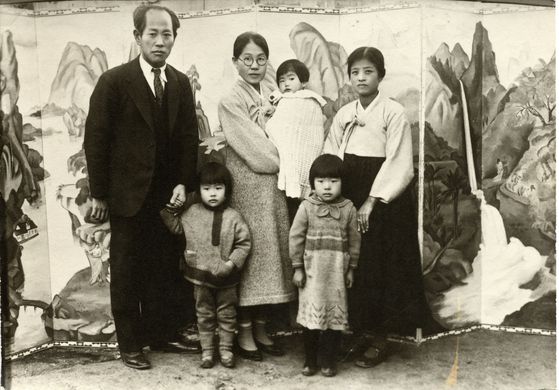 '낙원' 병풍 앞에서 찍은 가족사진. 왼쪽부터 임용련, 둘째 선영, 셋째 선명을 안고 있는 백남순, 첫째 선애. 사진제공 유족