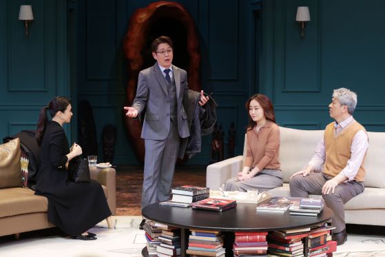 10일 오후 서울 서초구 예술의전당에서 열린 연극 '대학살의 신' 프레스콜에서 배우들이 주요 장면을 시연하고 있다. 연합뉴스