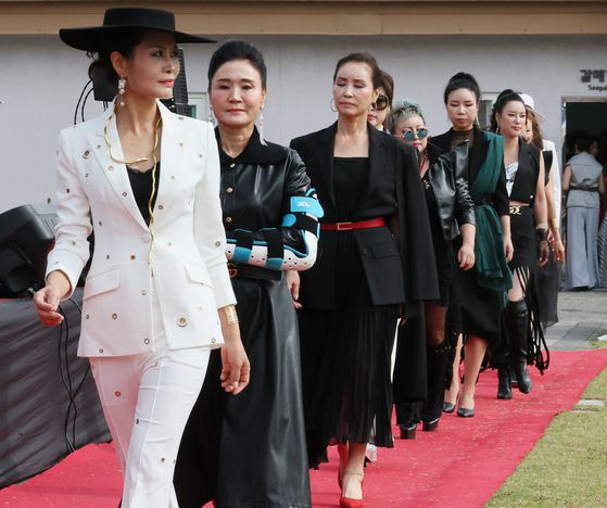 '2024년 부산 50 일자리 박람회'가 17일 부산 부산진구 부산시민공원에서 열려 부산과학기술대가 운영 중인 '부산시 50 생애재설계대학' 수강생 50여 명이 참여하는 시니어모델 패션쇼가 펼쳐지고 있다. 송봉근 기자