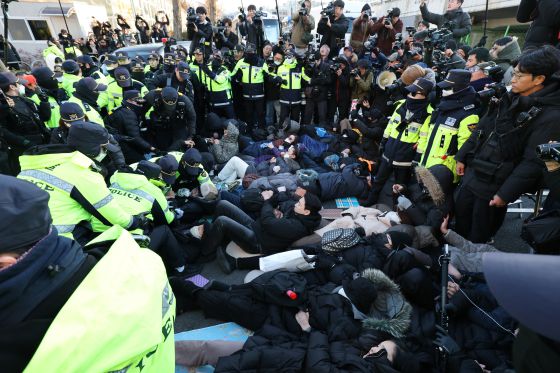 지난 1일 정진석 대통령실 비서실장과 최상목 대통령 권한대행 부총리 겸 기획재정부 장관이 국립서울현충원 현충탑에서 대화를 나누고 있다. 대통령실사진기자단