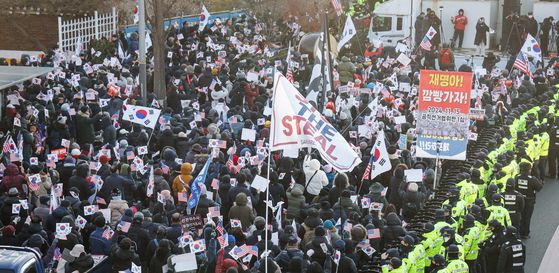 고위공직자범죄수사처(공수처)가 3일 윤석열 대통령 체포영장 집행을 시도한 가운데 서울 용산구 관저 인근에 경호처 직원들이 경계 근무를 서고 있다. 최기웅 기자 2025.01.03