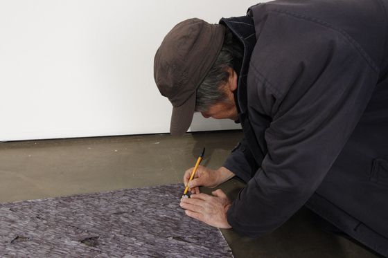 볼펜으로 신문을 지워나가는 최병소. 중앙포토