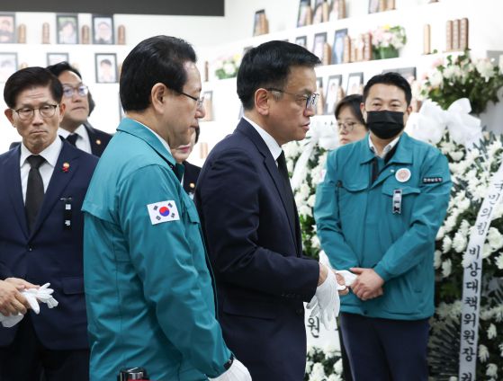 최상목 대통령 권한대행 부총리 겸 기획재정부 장관이 지난 2일 전남 무안국제공항에 마련된 제주항공 여객기 사고 희생자 합동분향소를 찾아 조문하고 있다. 연합뉴스