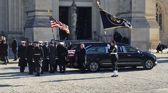 조 바이든 미국 대통령이 9일(현지시간) 워싱턴 DC 국립 대성당에서 열린 지미 카터 전 대통령 국장에서 추도사를 마친 뒤 카터 전 대통령의 관에 손을 짚으며 고인의 영면을 애도하고 있다. AP=연합뉴스