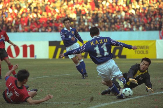 1998 프랑스월드컵 아시아 최종예선 당시 한일전에 출전한 미우라 가즈요시(등번호 11번). 중앙포토