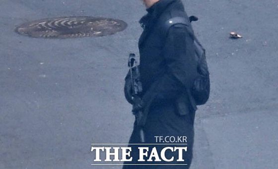 13일 서울 한남동 대통령 관저에서 한 경호처 관계자가 소총을 지닌 채 경내를 이동하고 있다. 사진 더팩트