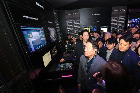 최태원 SK그룹 회장이 8일 오전(현지시간) CES 2025가 열리고 있는 미국 라스베이거스 컨벤션센터 센트럴홀 SK 전시관을 방문하고 있다. 연합뉴스