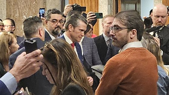 트럼프 2기 행정부의 국방장관으로 지명된 피트 헤그세스 후보자에 대한 청문회가 14일(현지시간) 미 상원에서 열렸다. 이날 헤그세스의 청문회장엔 많은 트럼프 지지자가 몰렸고, 청문회장 입구에는 헤그세스의 임명에 반대하는 시위가 이어졌다. 워싱턴=강태화 특파원