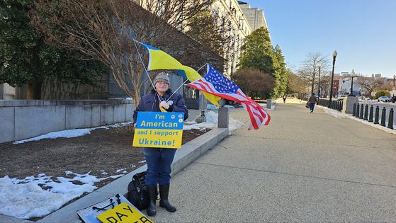 트럼프 2기 행정부의 국방장관으로 지명된 피트 헤그세스 후보자에 대한 청문회가 14일(현지시간) 미 상원에서 열렸다. 이날 헤그세스의 청문회장엔 많은 트럼프 지지자가 몰렸고, 청문회장 입구에는 헤그세스의 임명에 반대하는 시위가 이어졌다. 워싱턴=강태화 특파원