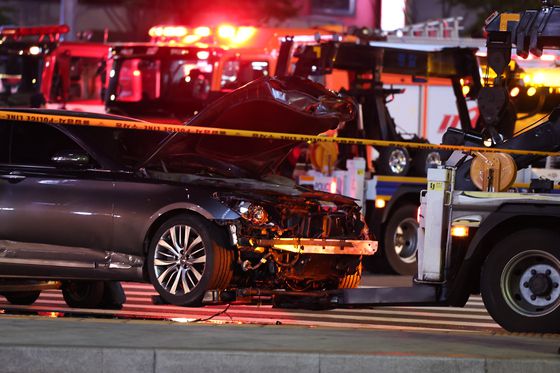 지난해 7월1일 저녁 서울 중구 시청역 교차로에서 60대 남성이 몰던 차가 인도로 돌진해 최소 15명 사상자가 발생, 현장에 앞 범퍼가 사라지고 보닛 부분이 강한 충격으로 찌그러진 차량이 견인 차량에 매달려 있다. 뉴스1