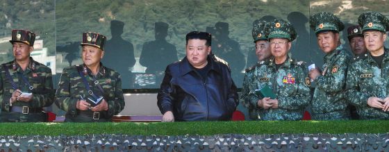 김정은 북한 국무위원장이 북한군 특수작전부대를 시찰하고 있다. 뉴스1