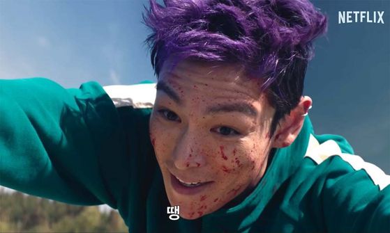 극중 타노스(최승현)은 약을 먹은 후 자신만의 세상에서 게임을 즐기는 모습을 보인다. 사진 넷플릭스