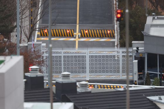 16일 오전 서울 한남동 대통령 관저 입구 모습. 공수처의 2차 체포 영장 집행을 저지하기 위해 설치돼 있던 차벽이 치워지고 없다. [연합뉴스]