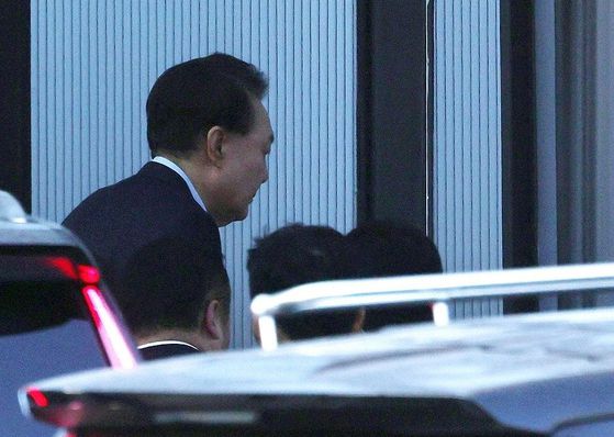 윤석열 대통령 측 석동현 변호사가 16일 서울중앙지법에서 열린 고위공직자범죄수사처의 불법 체포를 주장하며 청구한 체포적부심사에 출석하며 취재진의 질문에 답하고 있다. 김종호 기자.