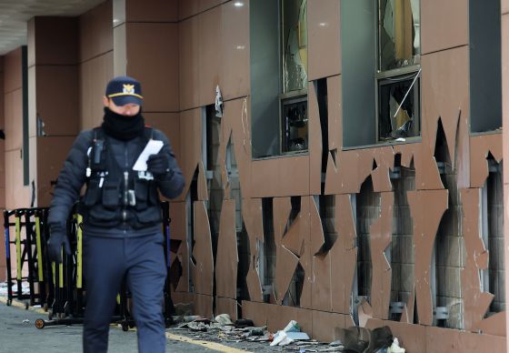 윤석열 대통령 지지자들이 난입해 유리창과 벽이 파손된 서울 마포구 서울서부지방법원 앞에서 경찰이 현장을 통제하고 있다. 뉴스1