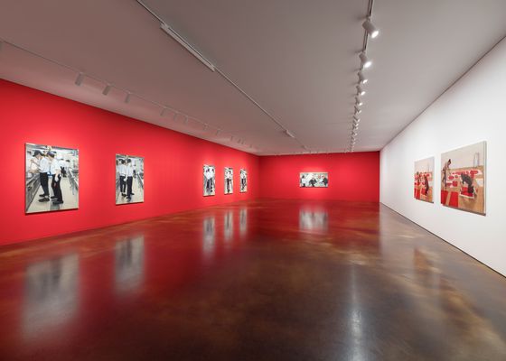 스테인리스스틸 주방기기와 모락모락 피어나는 연기, 흑백의 작업복 등 차갑지만 뜨거운 '키친' 시리즈는 빨갛게 칠한 벽에 걸렸다. 사진 국제갤러리