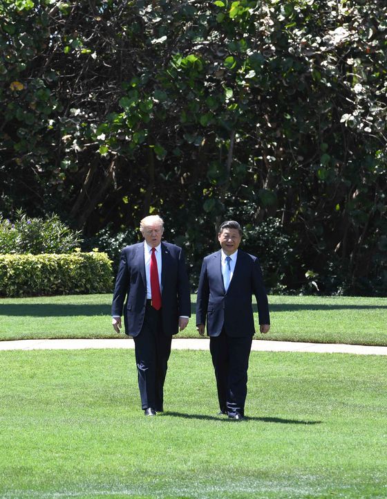 지난 2017년 4월 7일 미국 플로리다주 마러라고에서 트럼프(왼쪽) 미국 대통령과 시진핑(오른쪽) 중국 국가주석이 회담했다. 중앙포토