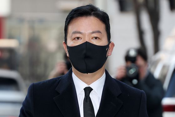 김성훈 대통령경호처 차장이 지난 17일 오전 서울 서대문구 경찰 국가수사본부 특별수사단(특수단)에 출석하고 있다. 국수본은 이날 김 차장을 체포해 지난 18일 구속영장을 신청했으나 검찰에서 반려됐다. 이에 김 차장은 석방됐다. 뉴스1