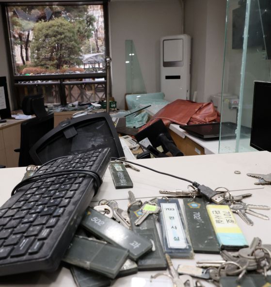 같은 날 경찰이 차벽으로 서울서부지법을 에워싼 모습. [뉴스1]